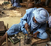 Tuareg artisan making tuareg jewellery (click to enlarge)