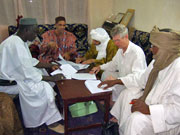 Signing of fair trade agreement with Tuareg artisans (click to enlarge)